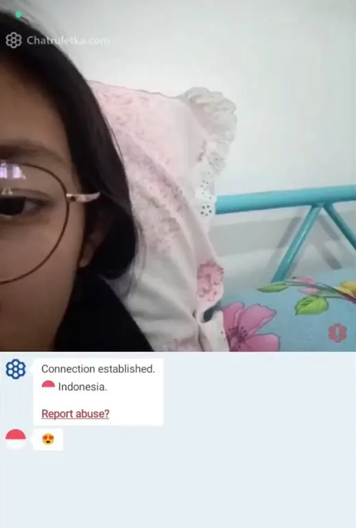 cantik berkacamata mulus semua