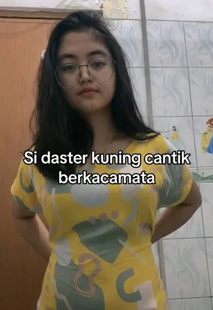 Sidaster kuning cantik berkacamata